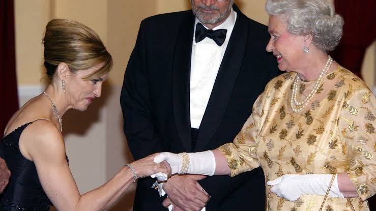 thecrown_br's tweet photo. RAINHAS! 

Em 2002, A Rainha Elizabeth II conheceu a Rainha Madonna em uma premiere do filme Die Another Day, que a cantora gravou uma trilha sonora.

Segundo o The Sun, Elizabeth II não reconheceu Madonna, e a perguntou o que ela fez no filme. 

#MadonnaCelebrationTourInRio https://t.co/WZJN5UpZHh