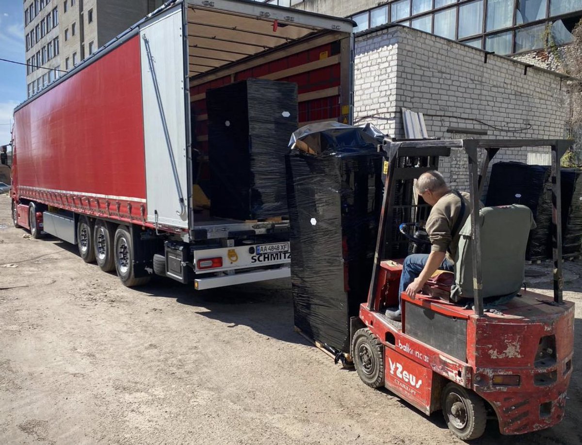 OpChangeSweden's tweet photo. Under en månad, sedan den 3e april har vi fått ned fem transporter med hisnande 54 ton förnödenheter från Sverige till östra Ukraina. Blöjor till unga familjer, brandsläckare till civilförsvaret, medicinska förnödenheter till sjukhusen och byggmaterial till härbärgen. Tack!! https://t.co/RYD2M0yp4i