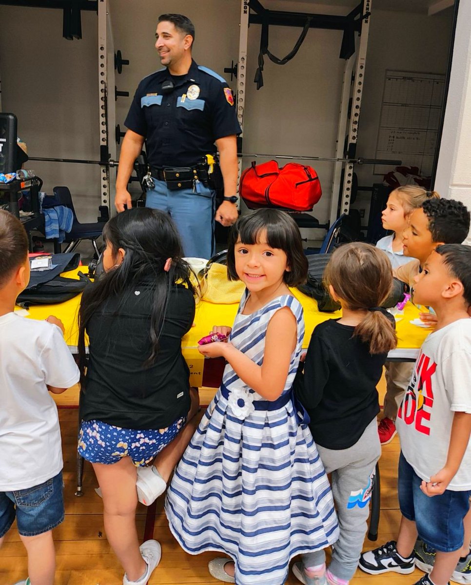 Caroline's 1st Pre-K Career Day @Hambric! 📚🚔
#SoarHigher #TeamSISD #HawkPride