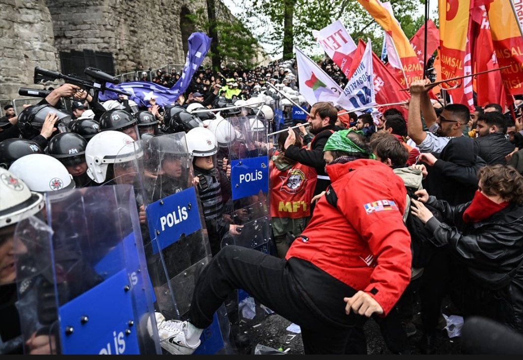 İstanbul'da 1 Mayıs Emek ve Dayanışma Günü'nde taşkınlık yaparak polise mukavemette bulunan ve adliyeye sevk edilen 65 şüpheliden 52'si tutuklama talebiyle nöbetçi hakimliğe sevk edildi.
