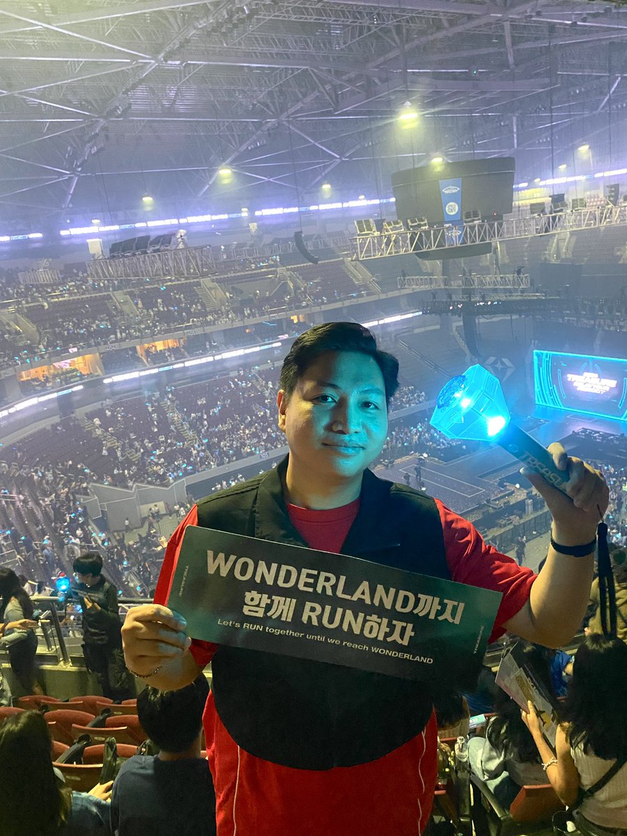 j000rds's tweet photo. Soooo happy to see and watch @treasuremembers again 💙💙💙

#TREASURE_REBOOT_IN_MANILA 
#TREASUREinManila https://t.co/HTxqJByNQj