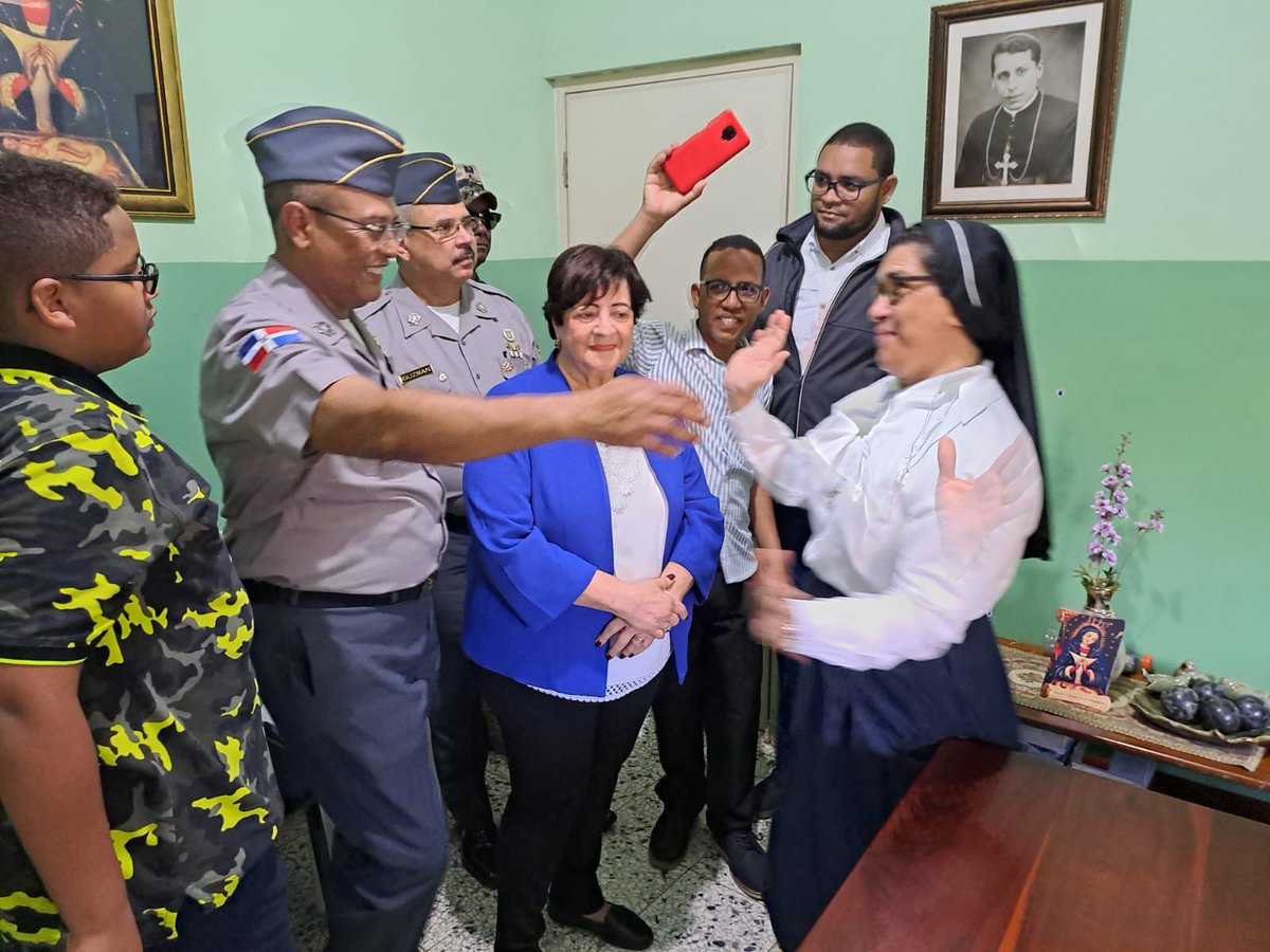PoliciaRD's tweet photo. 𝐃𝐢𝐫𝐞𝐜𝐭𝐨𝐫 𝐠𝐞𝐧𝐞𝐫𝐚𝐥 𝐏𝐍 𝐝𝐨𝐧𝐚 𝐦𝐨𝐭𝐨𝐜𝐢𝐜𝐥𝐞𝐭𝐚 𝐚𝐥 𝐏𝐨𝐥𝐢𝐭𝐞́𝐜𝐧𝐢𝐜𝐨 𝐒𝐚𝐧𝐭𝐚 𝐂𝐫𝐮𝐳: 𝐅𝐞 𝐲 𝐀𝐥𝐞𝐠𝐫𝐢́𝐚 𝐞𝐧 #𝐄𝐥𝐒𝐞𝐢𝐛𝐨. 

El director general de la Policía Nacional, mayor @generalramongp, donó hoy una motocicleta al Politécnico Santa Cruz: Fe y Alegría, en el marco de las Fiestas Patronales de esta provincia.

La motocicleta fue recibida por la directora docente Rebeca Aguirre Vargas, quien expresó su agradecimiento al mayor general Guzmán Peralta por la valiosa contribución.  La misma será rifada para recaudar fondos que luego permitirán mejorar las instalaciones del centro educativo.

𝐆𝐮𝐳𝐦𝐚́𝐧 𝐏𝐞𝐫𝐚𝐥𝐭𝐚 𝐯𝐢𝐬𝐢𝐭𝐚 𝐄𝐥 𝐒𝐞𝐢𝐛𝐨

Durante su visita a la provincia #ElSeibo, el mayor general Guzmán Peralta dio inicio a un operativo médico organizado por la Asociación de Esposas de Oficiales de la Policía Nacional (@AseopnaRD), que preside la señora Ingrid Castro de Guzmán.

El operativo médico se lleva a cabo durante las Fiestas Patronales y ofrecerá servicios gratuitos de salud a la población de #ElSeibo.

📍#ElSeibo