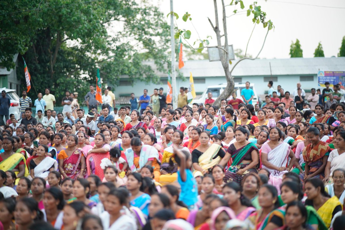 Continuing thr campaign trail, reached Athiabari in Baksa and witnessed same excitement among the people which assures #AbkiBaar400Paar.

#AssamCampaign2024 
#PhirEKBarModiSarkar