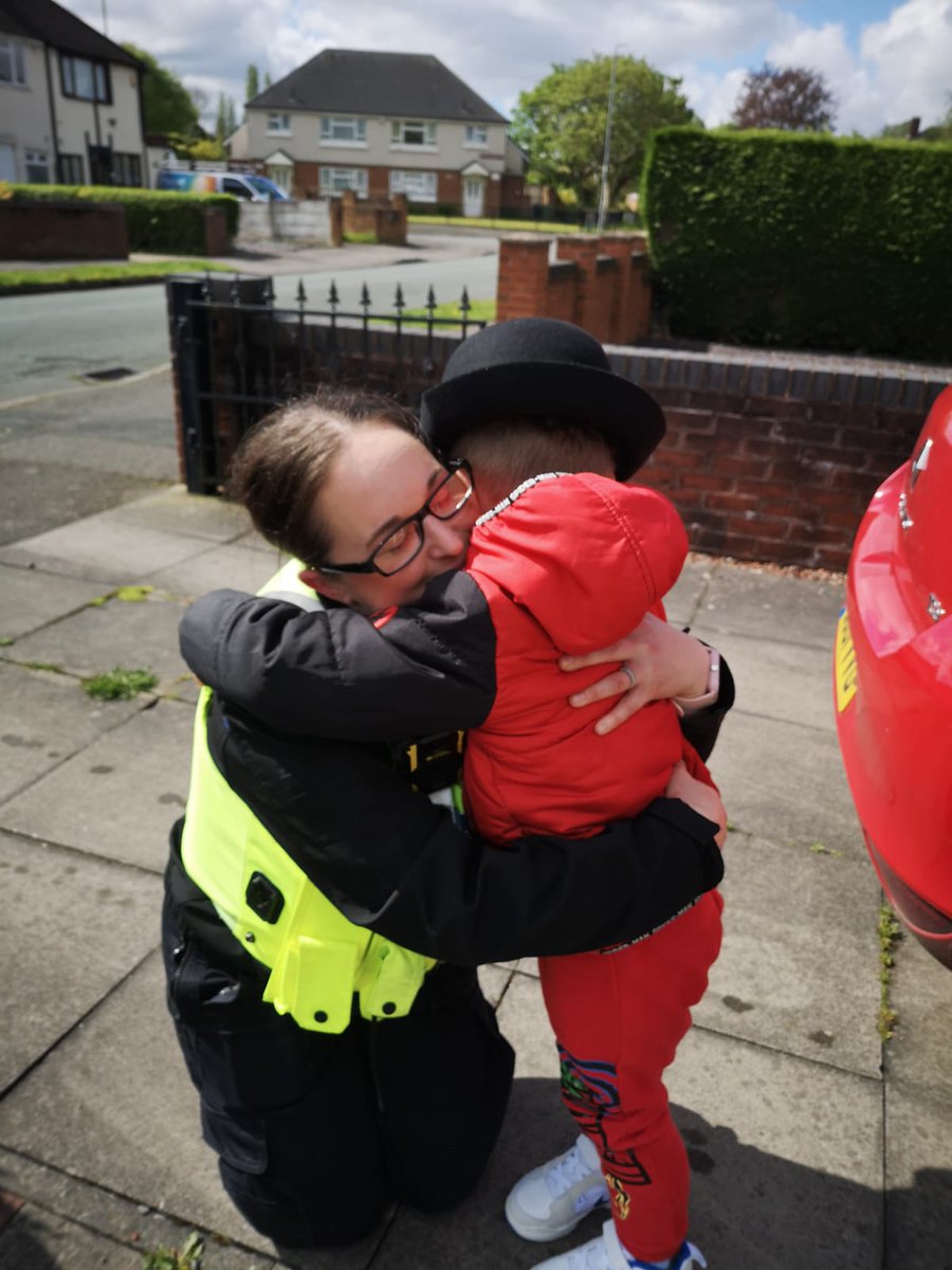 #Community | This happy little chappy is Freddie. We bumped into him a couple of years ago whilst on patrol in #Brownhills and now again today in #Pelsall. He loves emergency services and wants to be a police officer 👮🏼‍♂️, a vet 👨🏼‍⚕️and a singer! 👨🏼‍🎤 Now that is ambition!! 😄