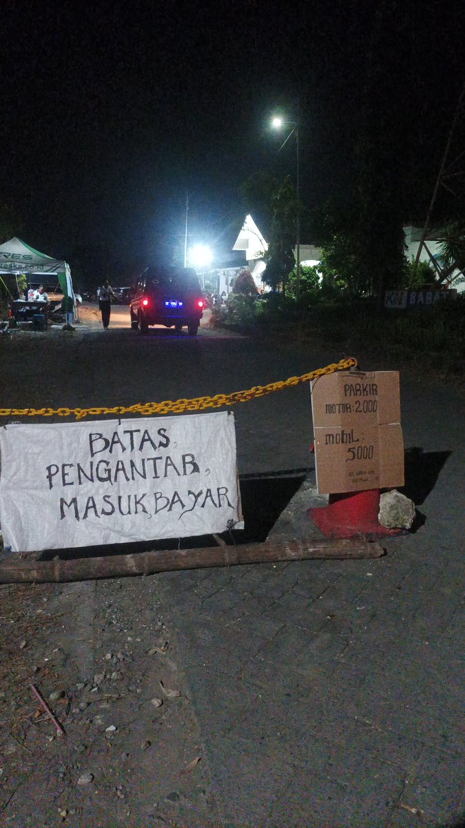 Ngindarin parkir 2K dg minta Ibu negara jalan ke depan eh tapi lucunya minta imbalan dijajanin seharga 100K.

Siapa lagi kalau bukan Ibu negara :)