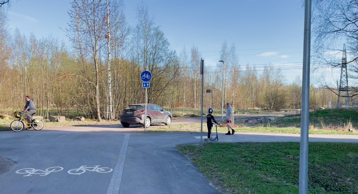 #Jokisuuntie'ltä ajetaan tosi paljon vilkasta #pyörätie'tä pitkin Katariina Saksilaisen kadulle ja myös toisin päin. Saisiko  kesäkaudeksi sinne jotkut tolpat vaikka molempiin päihin <a href="/HelsinkiKymp/">Kaupunkiympäristö</a>? <a href="/hepofi/">Hepo</a> 
PS. lisäksi Jokisuuntien kääntöpaikka on myös yleinen pysäköintipaikka...