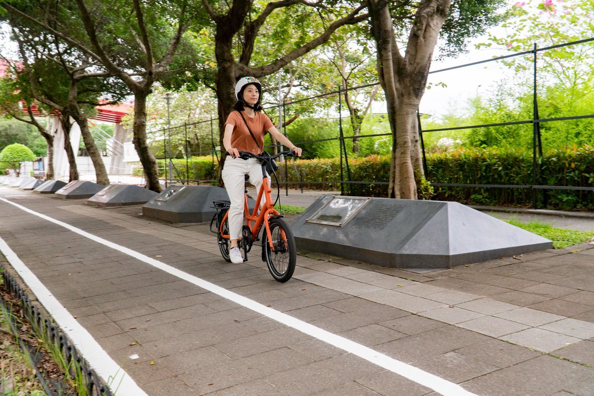 Who else is bike commuting this spring?! Give us a 🙌