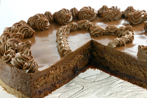 LizCollet's tweet photo. Meine Schokoladentrüffeltorte mit deliziöser hausgemachter Himbeerkonfitüre und lockerleichtem Schokoladenbiskuit.
#WerKoDerKo #LizerlsFeineTorten #AusMeinerBurgbackstube (Gegen meine Schokoladentrüffeltorte kann Sacher einpacken) 👩🍳🫢😇🥰 https://t.co/ZOLvRFBCO3