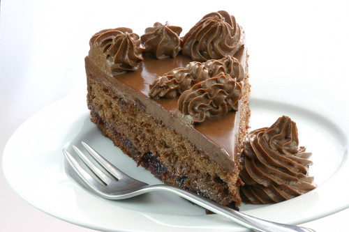 LizCollet's tweet photo. Meine Schokoladentrüffeltorte mit deliziöser hausgemachter Himbeerkonfitüre und lockerleichtem Schokoladenbiskuit.
#WerKoDerKo #LizerlsFeineTorten #AusMeinerBurgbackstube (Gegen meine Schokoladentrüffeltorte kann Sacher einpacken) 👩🍳🫢😇🥰 https://t.co/ZOLvRFBCO3