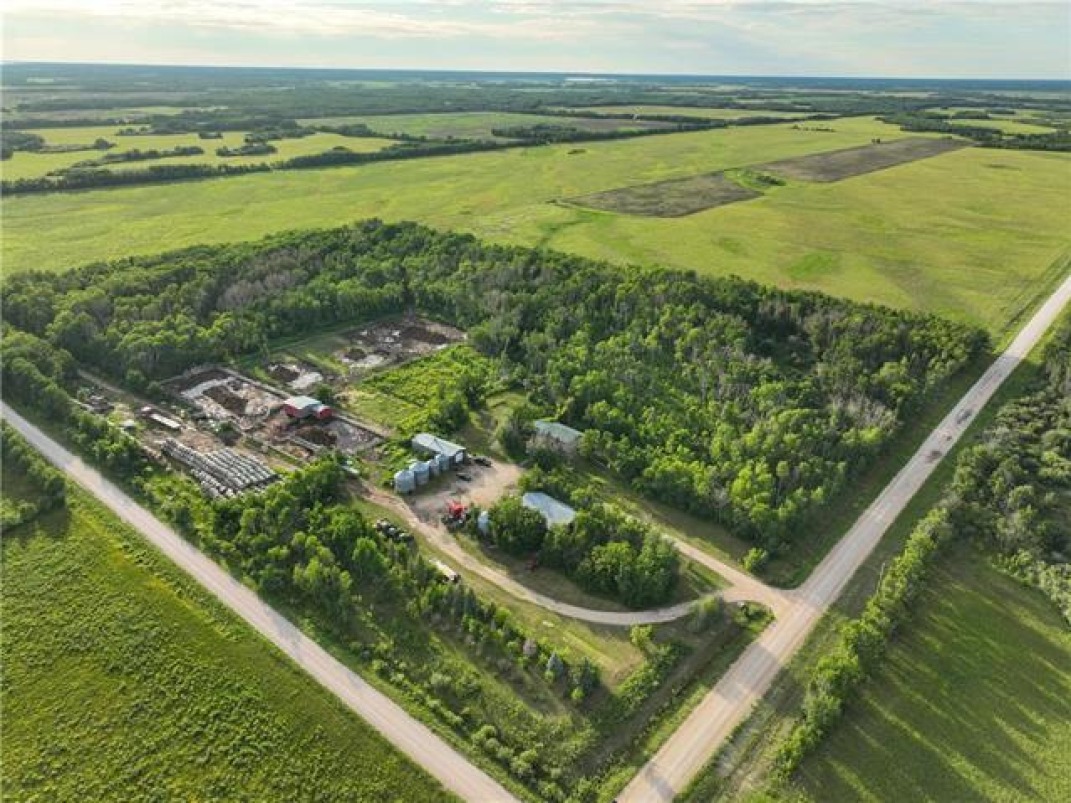 *GRANARY, MACHINE SHED* BEEF FARM FOR SALE!
farmmarketer.com/listing/fm/168…

Farm Type: Beef/cattle
Acreage (Total): 1061.25
Province: Manitoba
Agent: Matt McSherry

#Findyourdreamproperty #farmmarketer #cdnbeef #cattlefarming #cattle #proudlycanadian #canadianbeef #farm365 #agproud