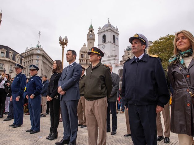 Amor a la Patria y mucha emoción en este primer cambio de guardia de los tres regimientos históricos, con el cariño de la gente que tan merecido tienen! Junto al Presidente @JMilei y todos los que formamos su gobierno nos sentimos orgullosos de nuestras Fuerzas Armadas y sus…