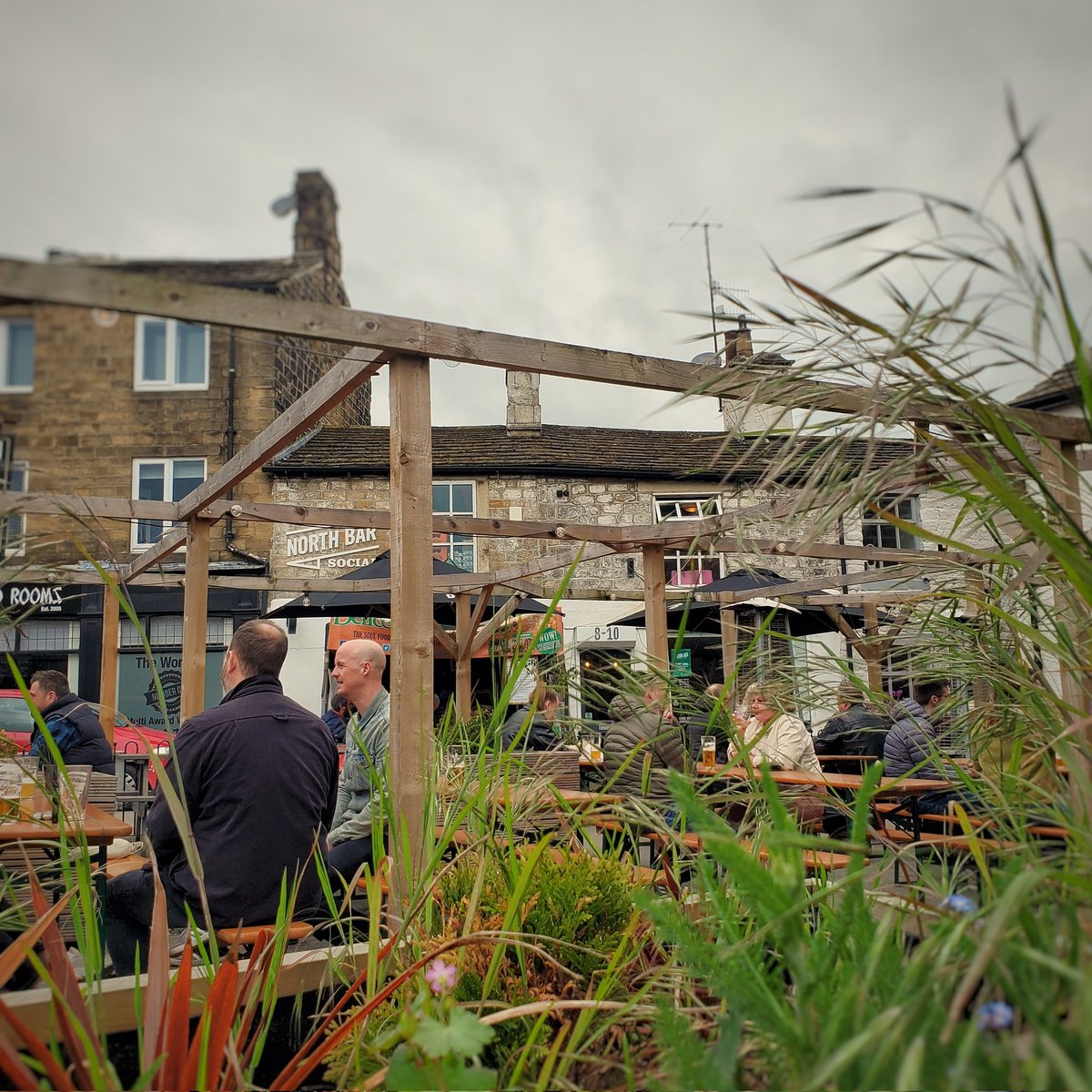 The sky may be grey, but it's dry and (slightly) warm outside!🥳🎊 The bank holiday is in full swing, the food from @DeliceDivoire is a go and the beers are flowing!🍗🍻 Get yourself down to Otley's best craft beer venue and make the most of your three day weekend!❤