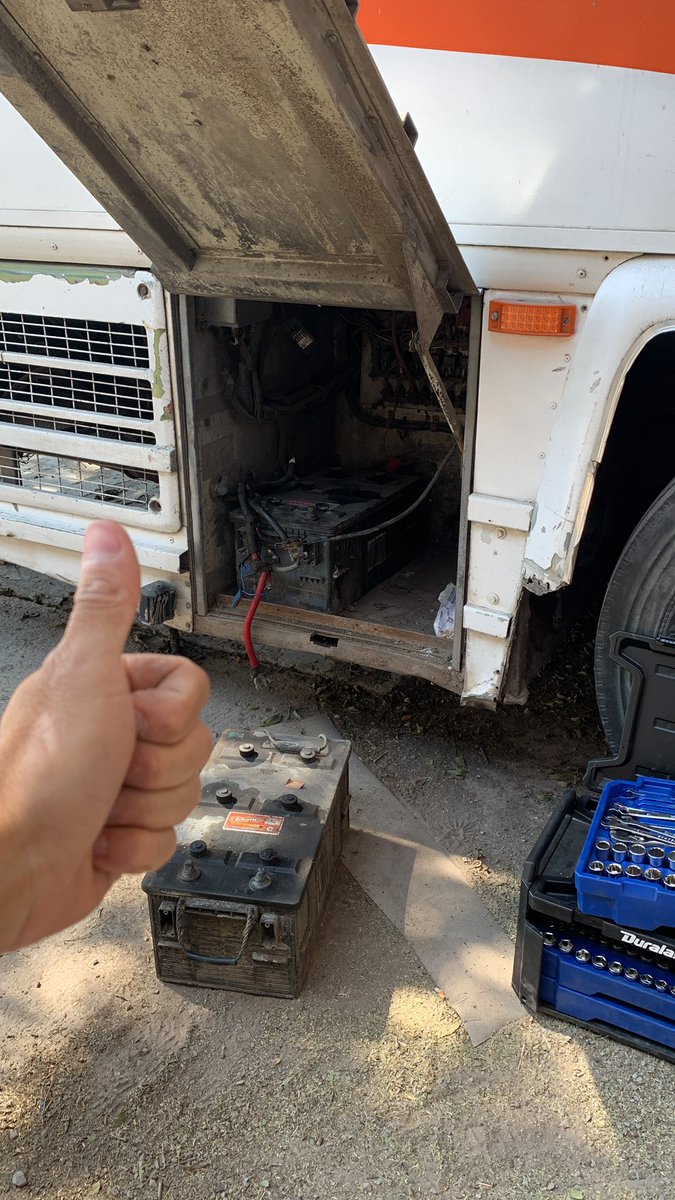 Día de mantenimiento al bus, y de reparaciones. Estoy limpiando el compartimento de baterías, voy a recargarlas, y al rato con el equipo CEGADI pondremos la palanca, limpiaremos el chasis, y talvez veamos la suspensión. Más fotos por la tarde.