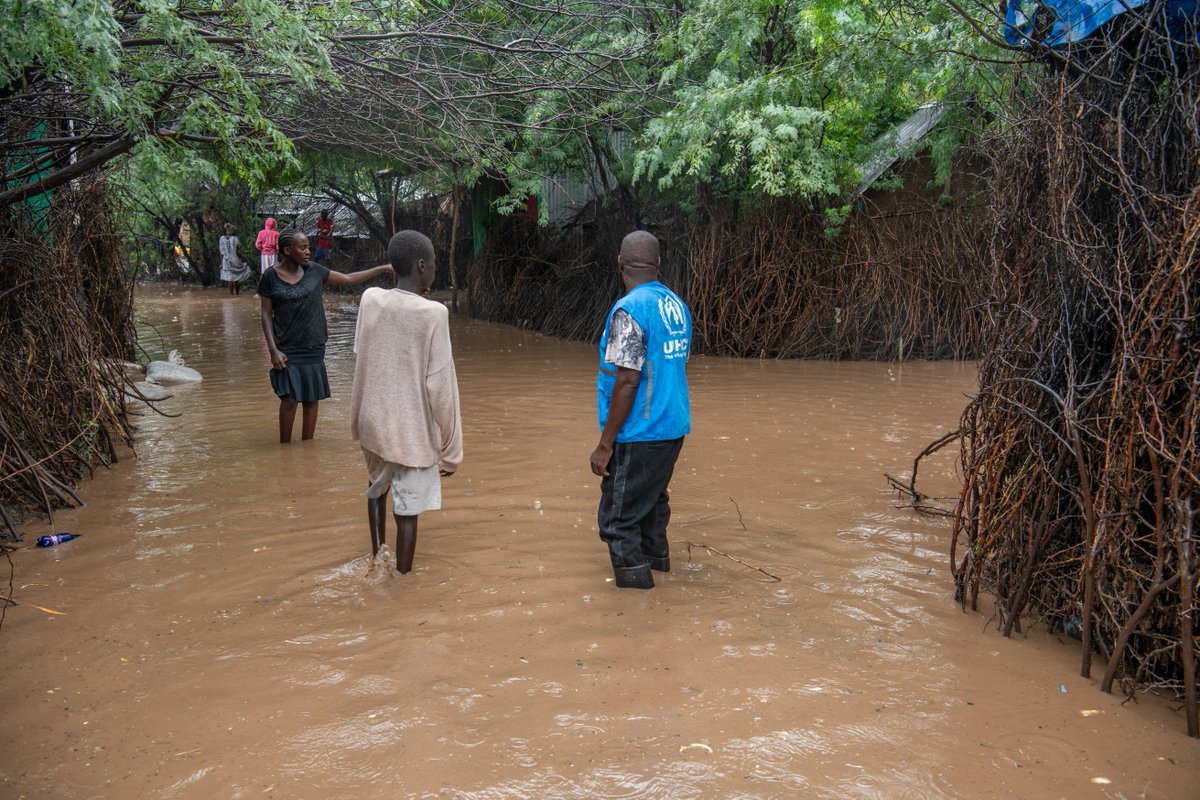 Heavy rains are now hitting Kakuma refugee camp. UNHCR is on the ground with @DRSKenya & partners monitoring the situation & speaking with community leaders. As part of contingency planning, core relief items are prepositioned & facilities identified as emergency shelter.
