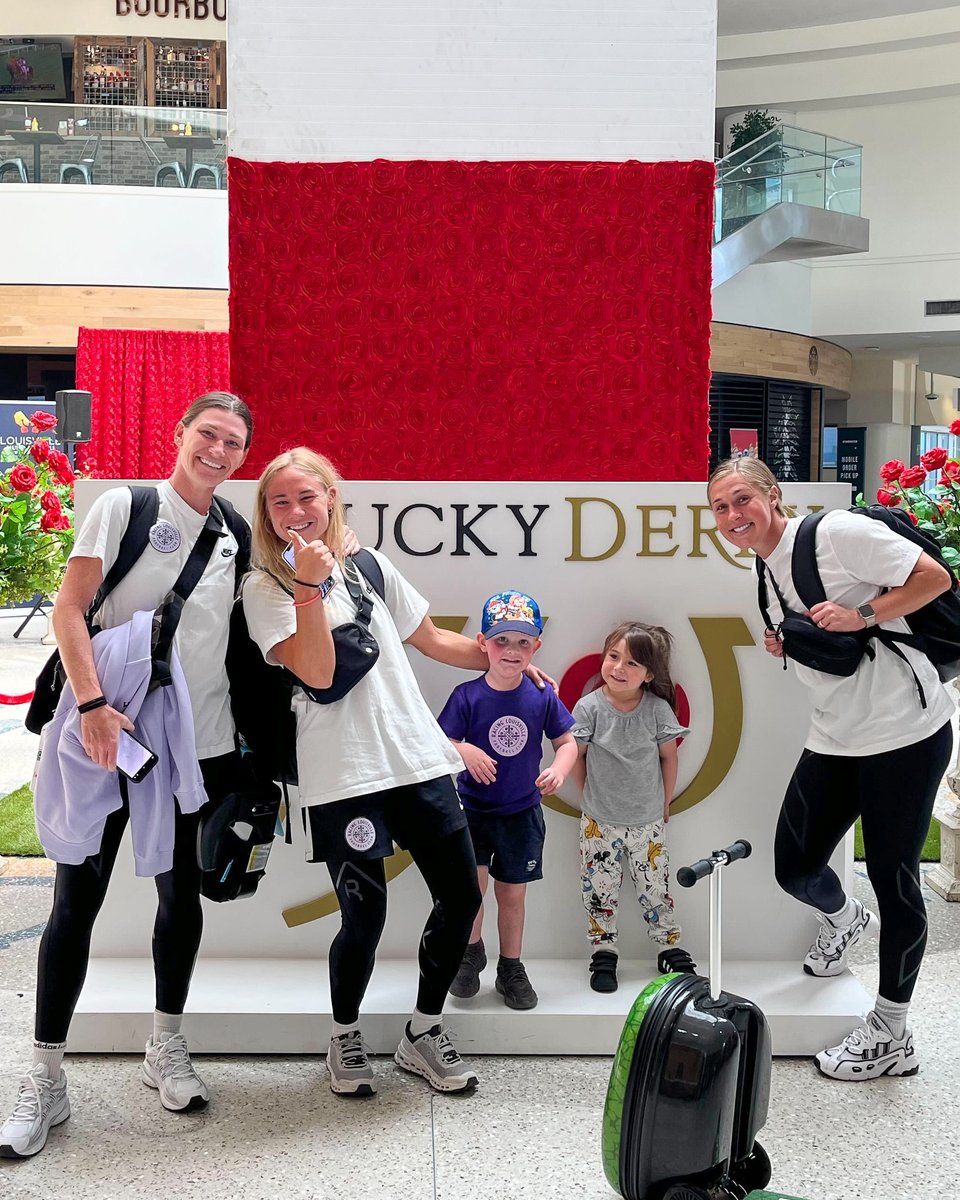 Getting in the 150th Kentucky Derby spirit with @FlyLouisville before we depart for Orlando! 🌹✈️