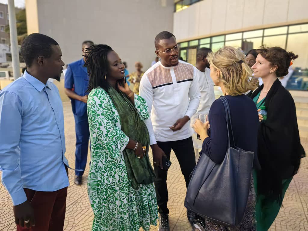 Nous étions à la cérémonie de remise des attestations aux alumnus. La fondation Friedrich Ebert accompagne la jeunesse des différents partis politiques et de la société civile. Nous avons été invités par Mme le maire Khadija Mahécor Diouf pour prendre part à cet événement.