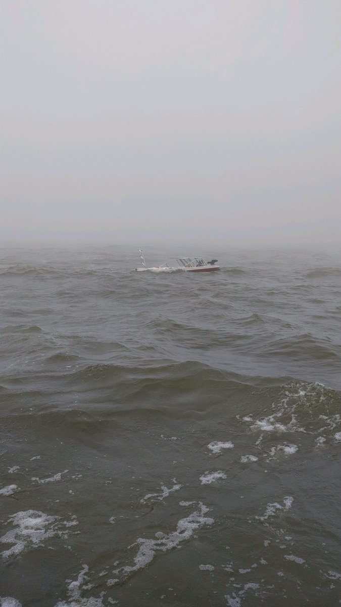 Today, #USCG SEC Detroit received report of a sunken vessel w/ 2 PIW IVO Shelter Island in Saginaw River. Scheduled Mission Station (SMS) Saginaw River responded, located the vessel and PIW. SMS rescued both PIW and took them to DNR Boat ramp to be transferred to EMS. BZ! #SAR https://t.co/TM8aetkOJp