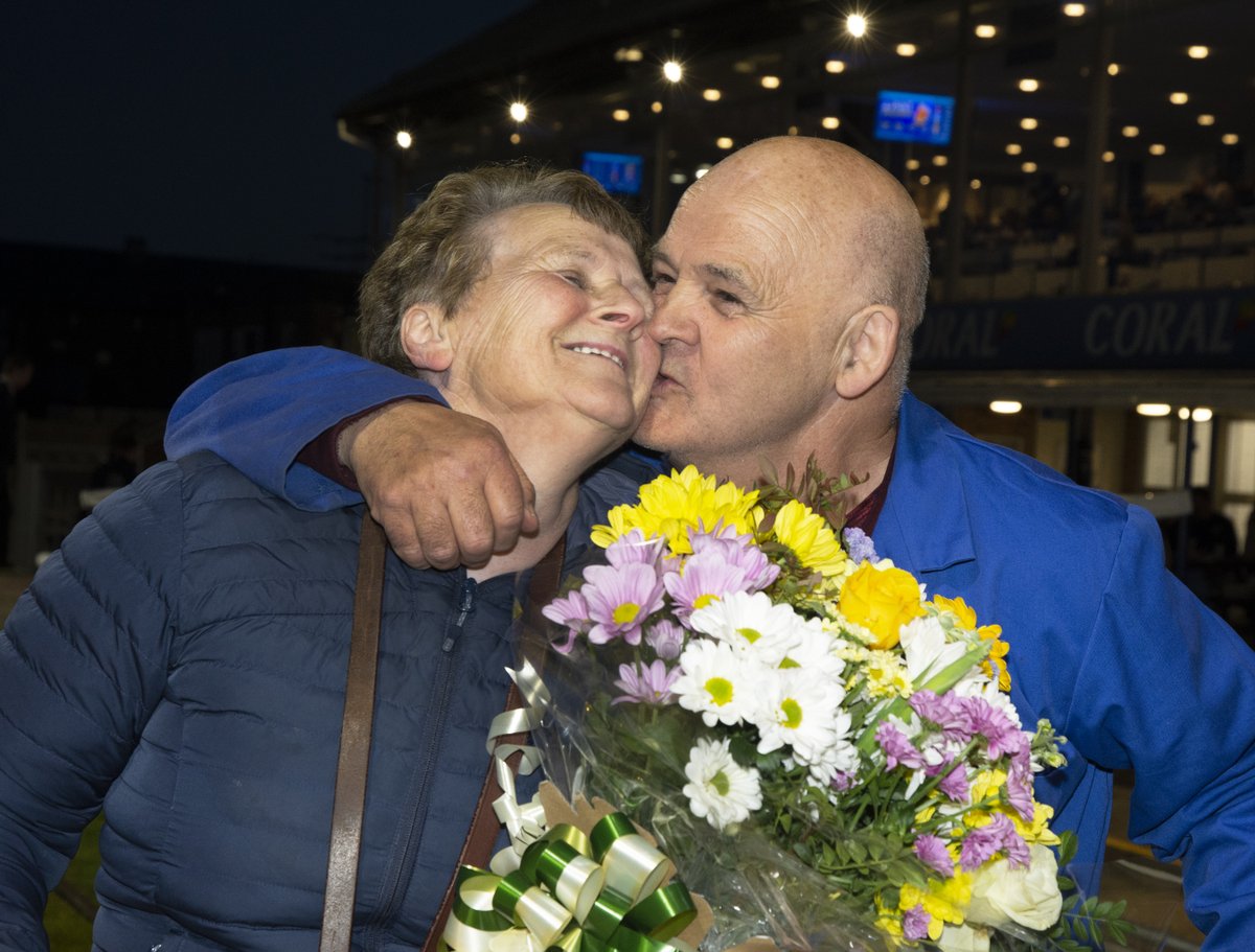 Sealed with a kiss: Rab and Liz McNair celebrate winning Premier Greyhound Racing Judgement Night @HoveGreyhounds @PremGreyRacing @RabboomMcnair