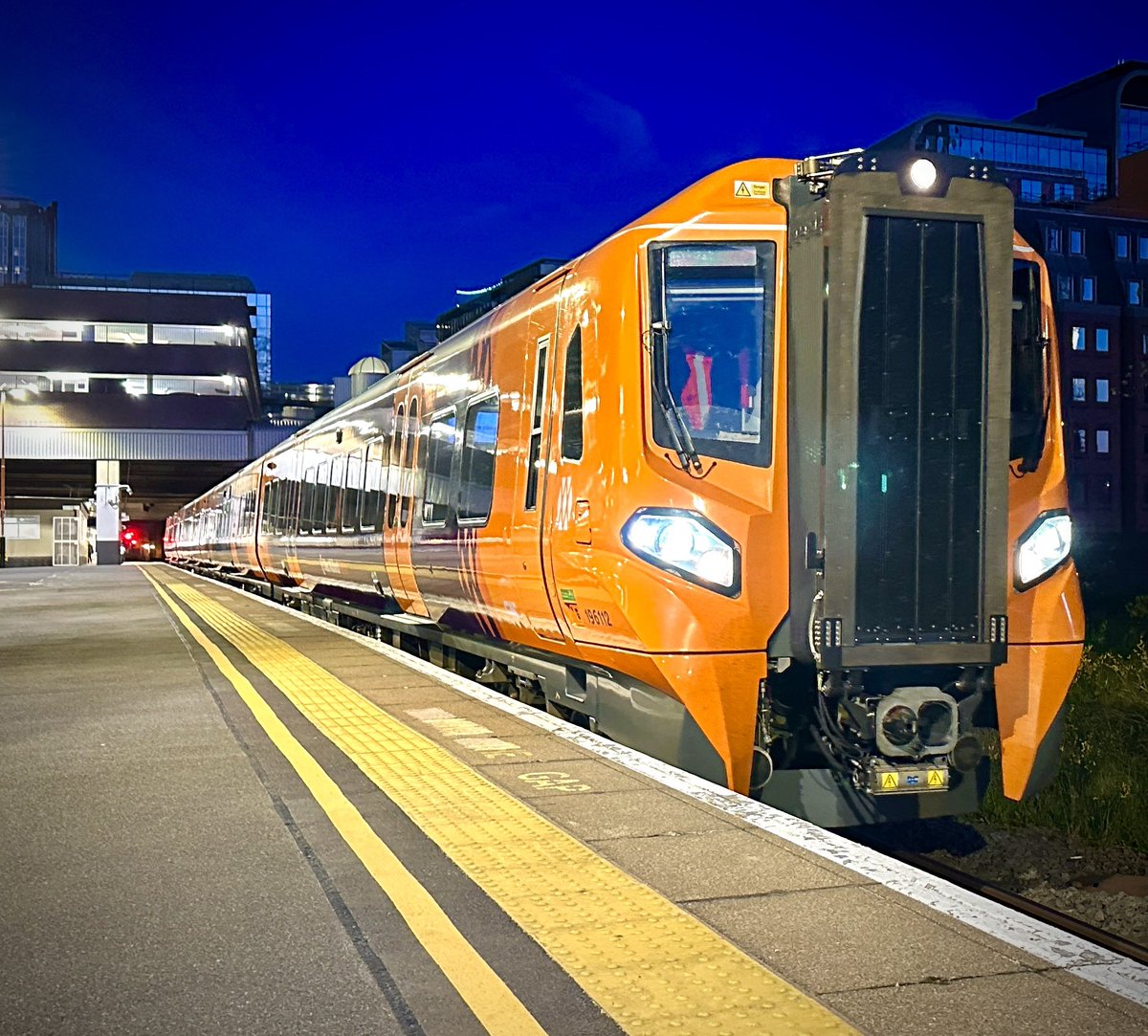 SnrConductorJim's tweet image. 196112 on an ECS movement from Tyseley to Worcester via Snow Hill.

#DispatchersOfTwitter #DispatchersOfX #RailwayFamily #RailwayLife #Railway