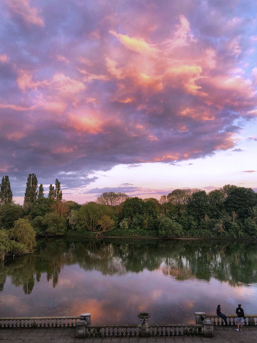 A portrait view of tonight’s incredible sunset at Twickenham. @metoffice #loveUKWeather @CloudAppSoc #sunset @Visit_Richmond1 #viewfrommybalcony #thames