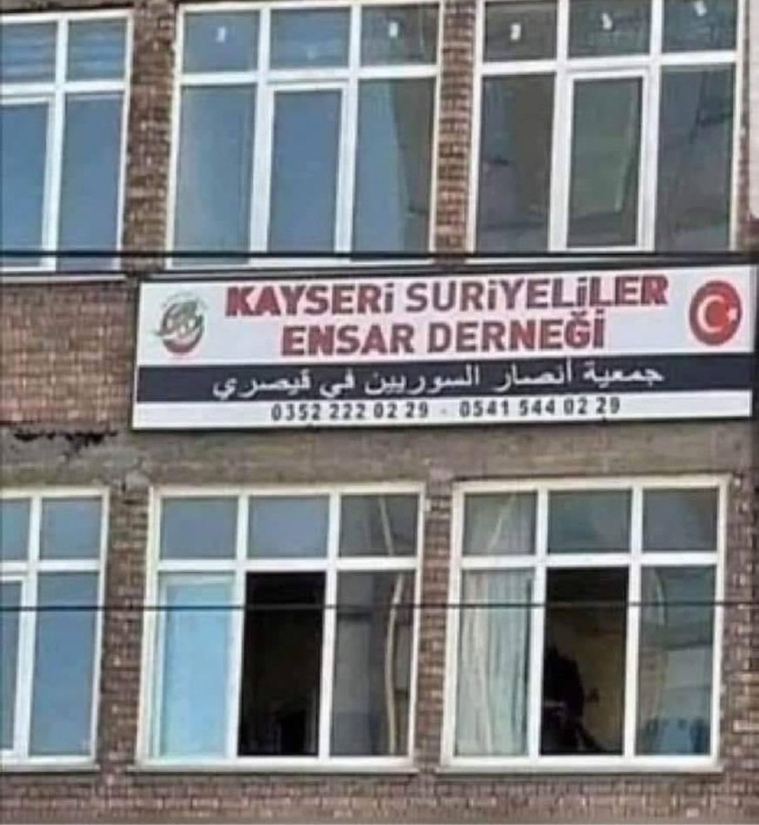 Suriyeliler yavaş yavaş değil hızla sessiz deği sesli istilaya devam ediyorlar… Kayseri’de Suriyeliler Ensar derneği kuruldu… Market, manav, pastahane, fabrika, Saraf açtılar, doktor olarak atandılar, iş adamı oldular, ticaret odalarında her geçen gün sayıları artıyor ve…