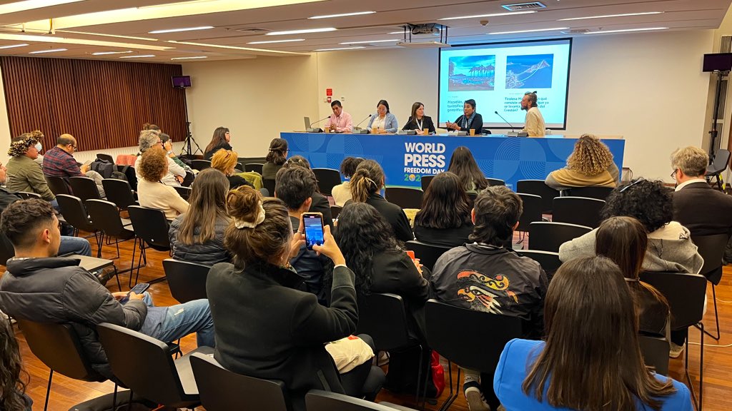 Puedes acceder al enlace abajo para escuchar a @victormoriyama @sharkgirl_sv @raquelzapien @Calloquispe analizar la situación del periodismo ambiental en Latinoamérica desde la Conferencia Mundial del Día de #LibertadDePrensa Gracias al apoyo de @SwedeninCOL @kmetell ⬇️⬇️⬇️⬇️