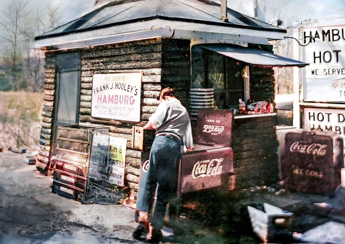 Wynantskill, New York // Late 1940s - Early 1950s.
Colorized and restored.

One of the earliest known images of the original Jack's Drive In. Jack’s is a beloved local institution. If you grew up in #TroyNY, you’ve spent your share of time sitting at their picnic tables.

📷 Mary