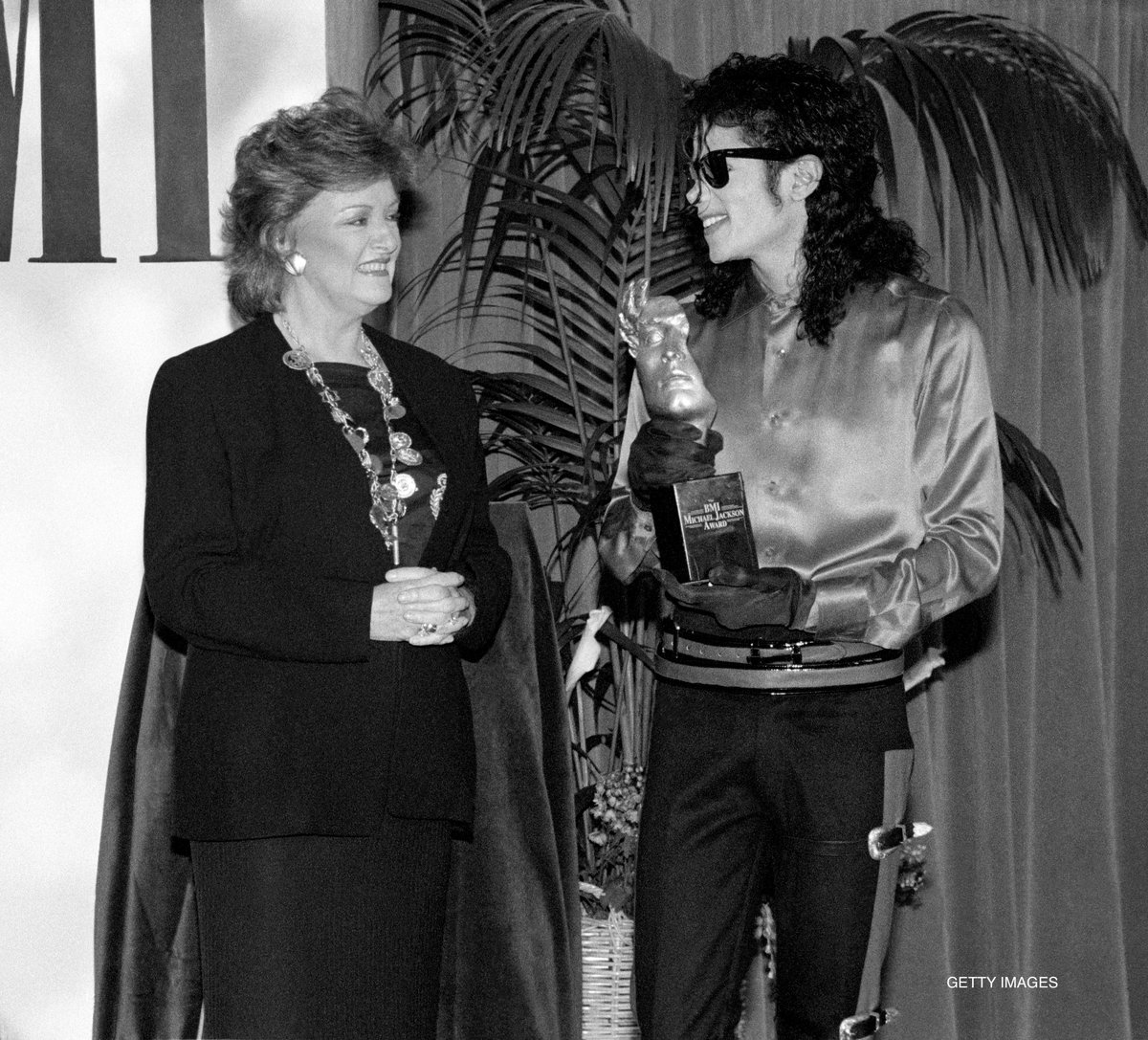 On this date in 1990, Michael received BMI’s inaugural Michael Jackson Award. The performance rights organization recognized Michael for his humanitarian efforts, as well as for his songwriting, recording and performing contributions. #MJHumanitarian