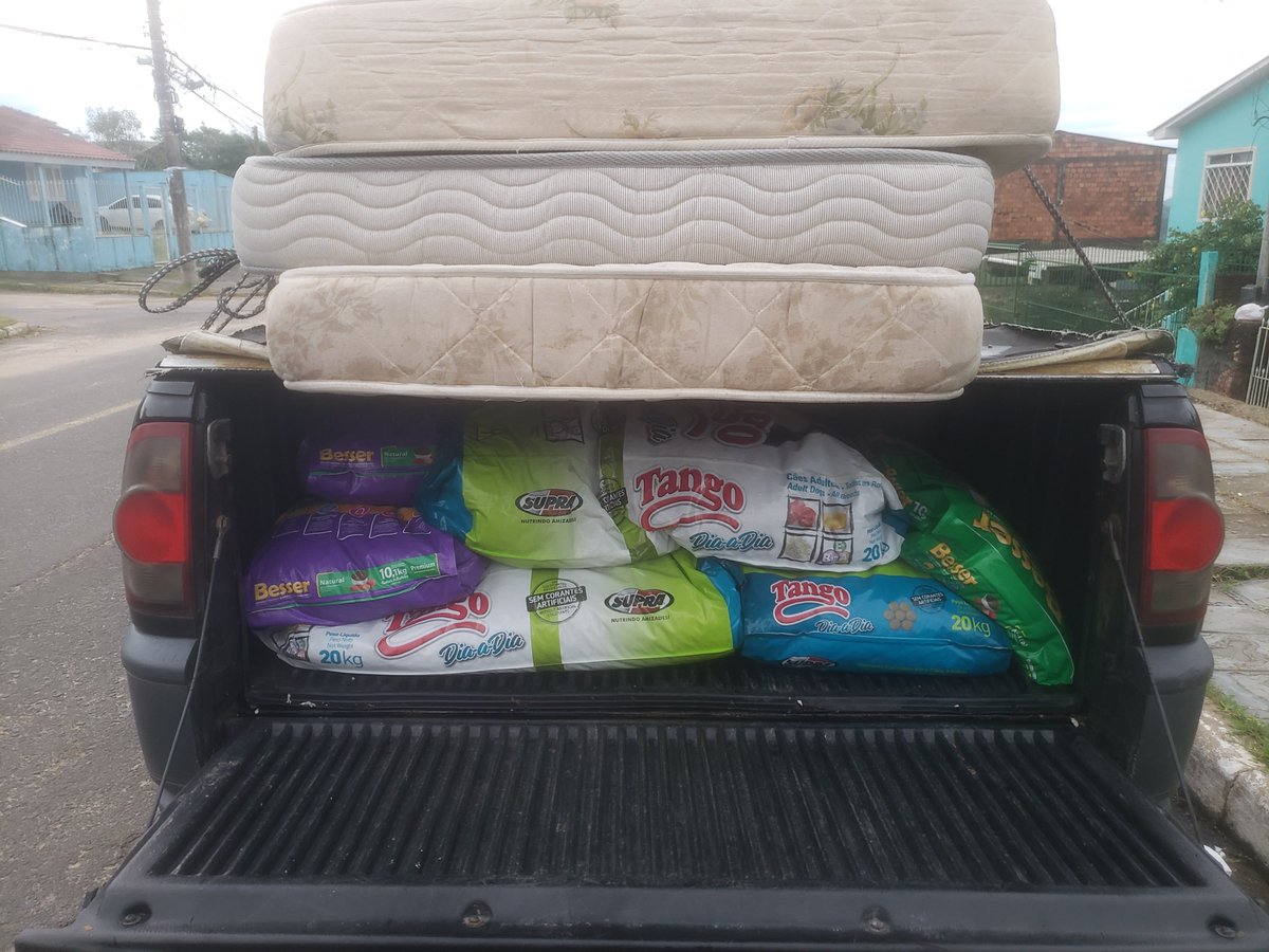 didiow4's tweet photo. @NandoJRocha Nando, ajuda RT. Estou saindo logo mais de Viamão em direção aos postos de distribuição. Estou com a minha saveiro coletando colchões, cobertores, água e rações. Quem tiver para doar me mande DM que eu faço a busca dentro da minha rota. Não estou recebendo doações em pix. https://t.co/TwXYVUYguC