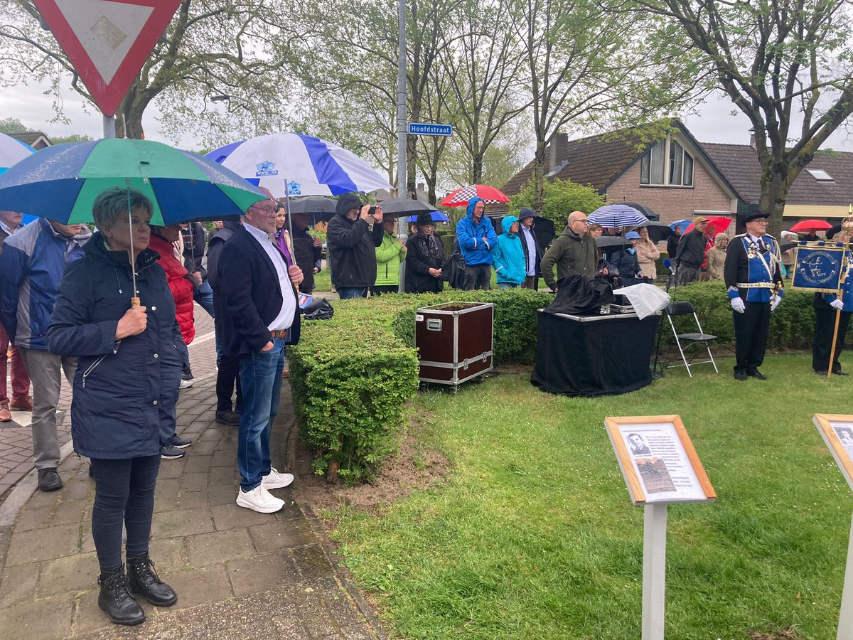 Wat was het indrukwekkend om vanavond, ondanks het weer, gezamenlijk met zovelen te herdenken in #Gaanderen. De kracht van gemeenschap. Namens de fractie was <a href="/JMonsVuulink/">Jessie Mons-Vuulink</a> aanwezig.