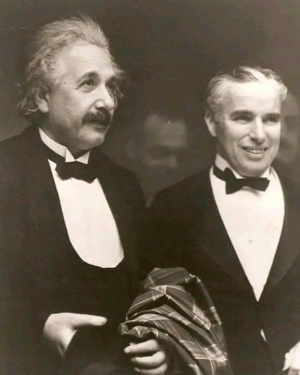 Einstein 1931’de ABD’de bir Hollywood film stüdyosunu gezerken Chaplin ile tanışmak arzusundan bahseder. İstek hemen Chaplin’e iletilir ve ünlü ikili yemekte bir araya gelirler. Aralarında geçen yukarıdaki ilginç diyalog buluşmaya damgasını vurmuştur.