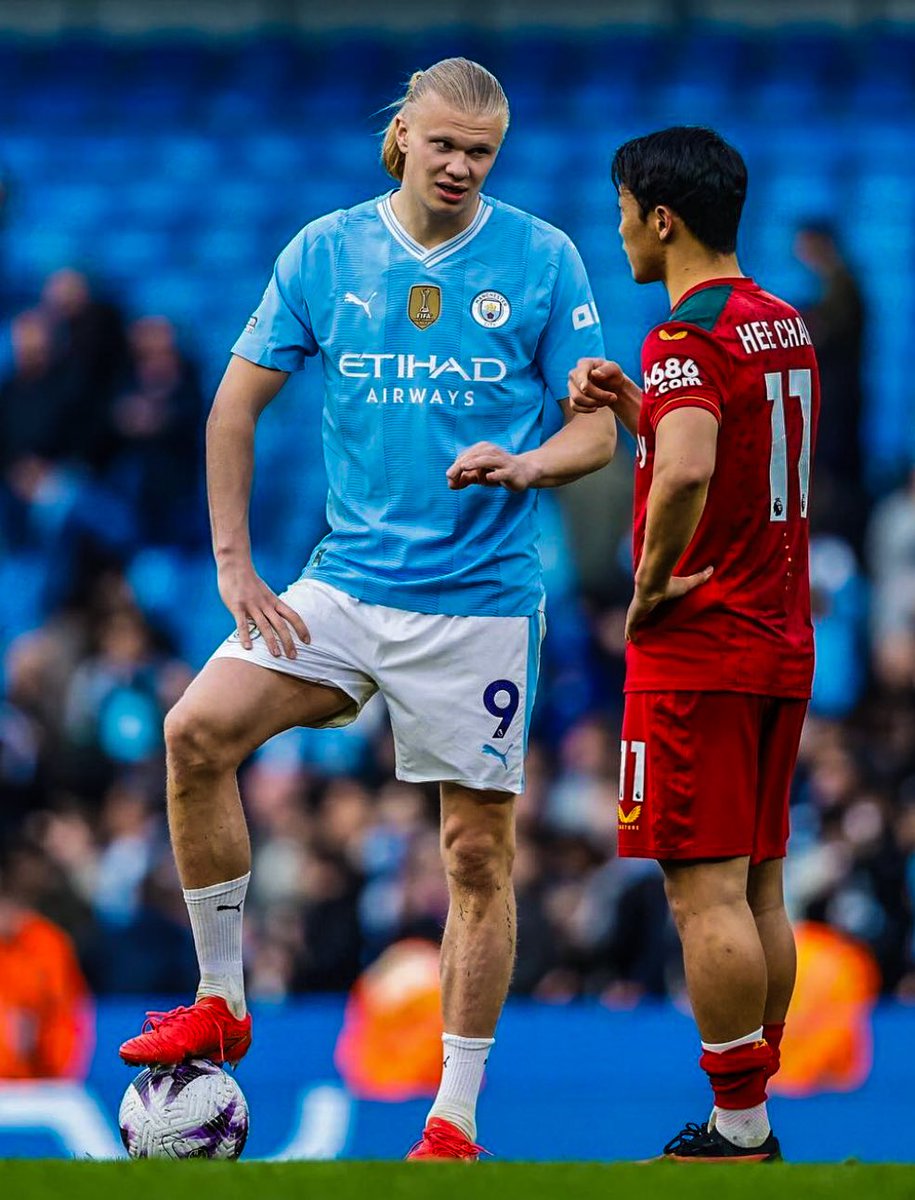 ✊❤️ Erling Haaland and Hwang Hee-chan having a detailed conversation after the game today! 🗣️