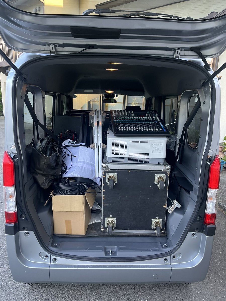 projectoacinema's tweet image. 優秀優秀。とりあえず全部積みきれた。
業務用メーカーですが、EV、lab.gruppen、allen&amp;amp;heathによるARBの楽曲もお楽しみ下さい。本日、山中湖で18:50から！#野外映画 #openaircinema #映画かば #honda #nvan #ARB
