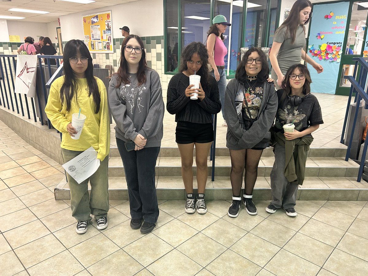 Jr. Visual Art Scholastic Event (Jr.Vase) took place this morning at Montwood HS! I’m so happy and very proud of my students they all received a superior rating 4 🎉🥳 Congratulations! 
@Puentes_MS @SISD_FineArts