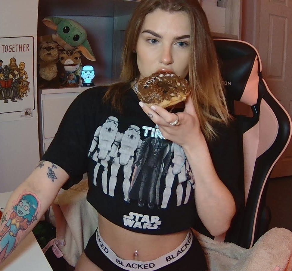 star wars donut mukbang & fortnite stream twitch.tv/tinasnowss