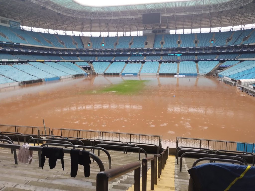 IMAGEM | Enchente do Guaíba cobre o gramado da Arena do Grêmio, em Porto Alegre. No entorno do estádio, na Vila Farrapos e bairro Humaitá, a população enfrenta enchente catastrófica e necessita de resgates. 📷 @soccergfbpa