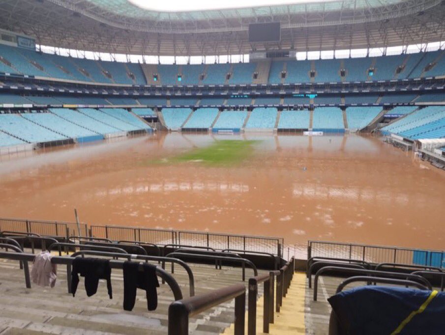 🚨IMPRESSIONANTE: Inundação no RS atinge Arena do Grêmio e deixa gramado completamente alagado

No entorno do estádio, população enfrenta grande enchente.