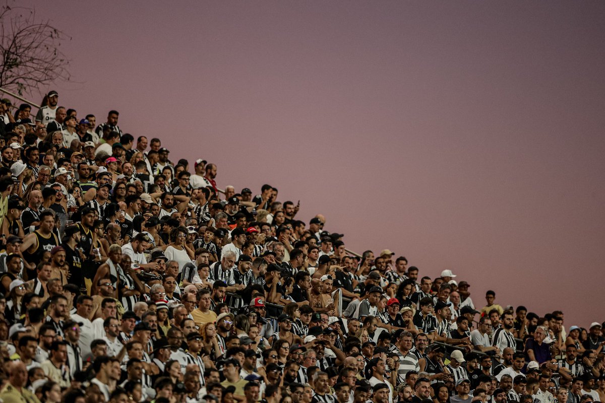 A torcida local em Cariacica é a MASSA! 🖤🤍