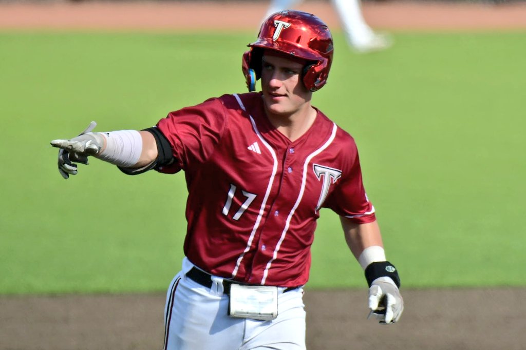 Well, that 1-0 Louisiana lead was short-lived. @TroyTrojansBSB cleanup man Brooks Bryan turns on a Chase Morgan fastball for a solo homer to left, and we're all tied up again, 1-1 in the 4th.