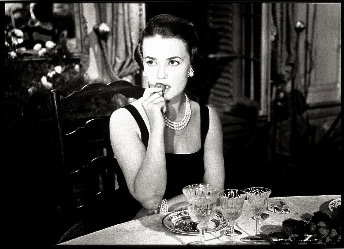 ∎

Jeanne Moreau

en petite robe noire Chanel,

dans le
film

'Les Amants',

de
Louis Malle.

1958

#JeanneMoreau #Actress #Chanel #MademoiselleChanel #MaisonChanel
#FilmLesAmants #LouisMalle #Film