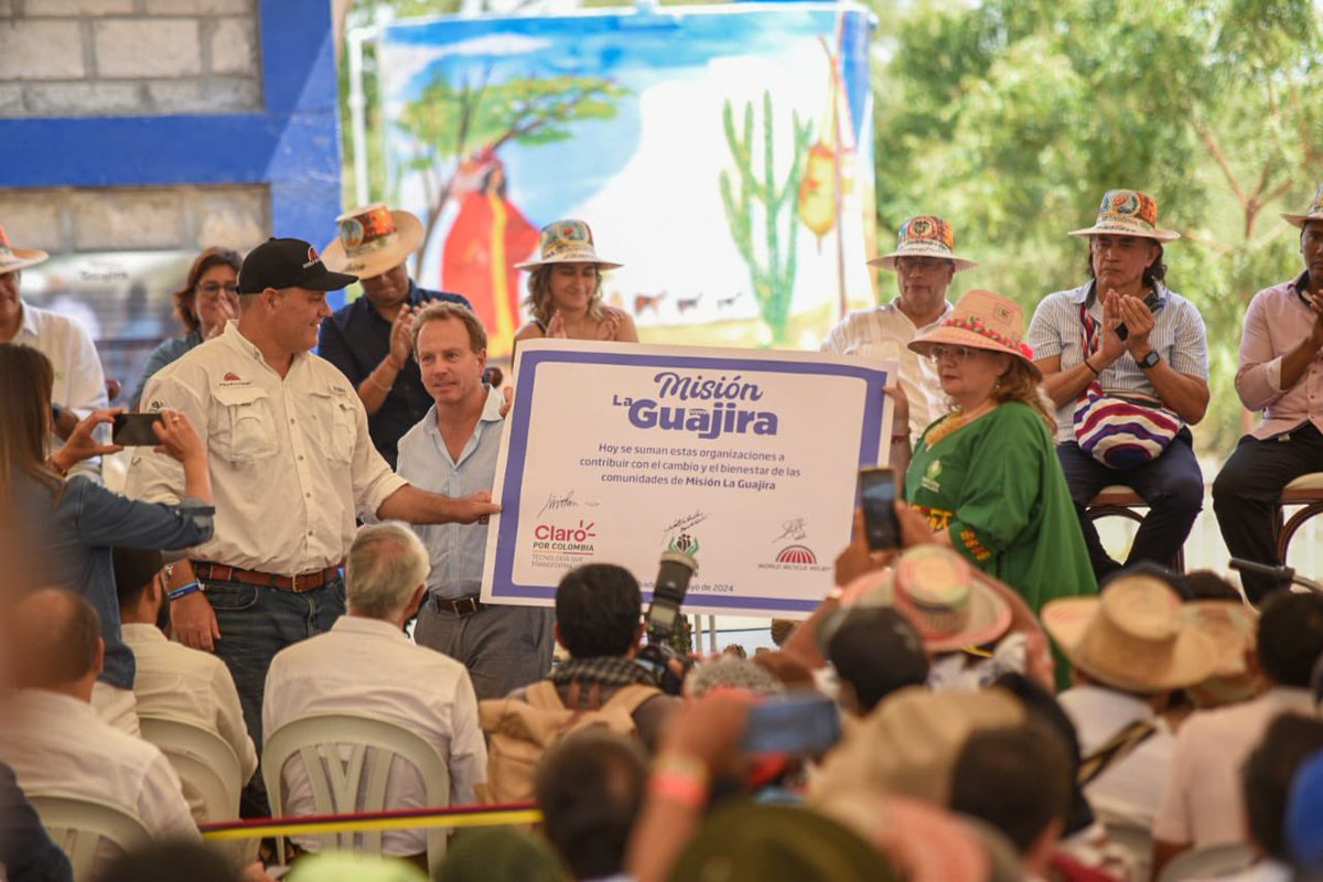 'Ayatashii waya'a jupulü juwanajaiin sükuaipa'a tü woümaikat: ESTAMOS TRABAJANDO POR EL CAMBIO DE NUESTRO PUEBLO'. El presidente de la República, @petrogustavo y el ministro de Salud, @GA_Jaramillo visitan la ranchería Pareska Uno, localizada en el municipio de Manaure, La…