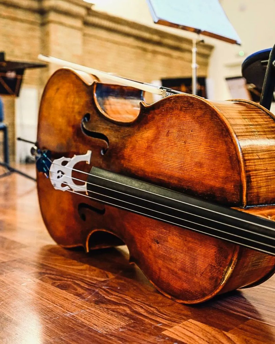 During today's rehearsal with @ConcertoMalaga and Maestro Enrique García Asensio. My beautiful cello made by Péteri Károly in 2011.
Photos by violinist Álvaro Bautista  #cello #chamberorchestra #málaga