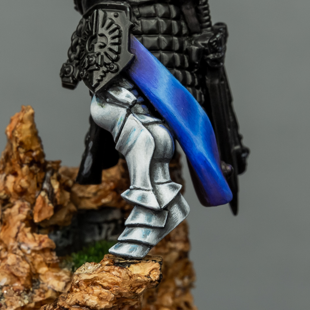 While painting the back of the foot, I realized I wanted to include bouncelights from the flipped over part of the cloak, so I decided to paint the fabric, which ended up taking up most of tonights session. 😅 I'll need to clean up the nmm another day. #miniaturepainting #wh40k
