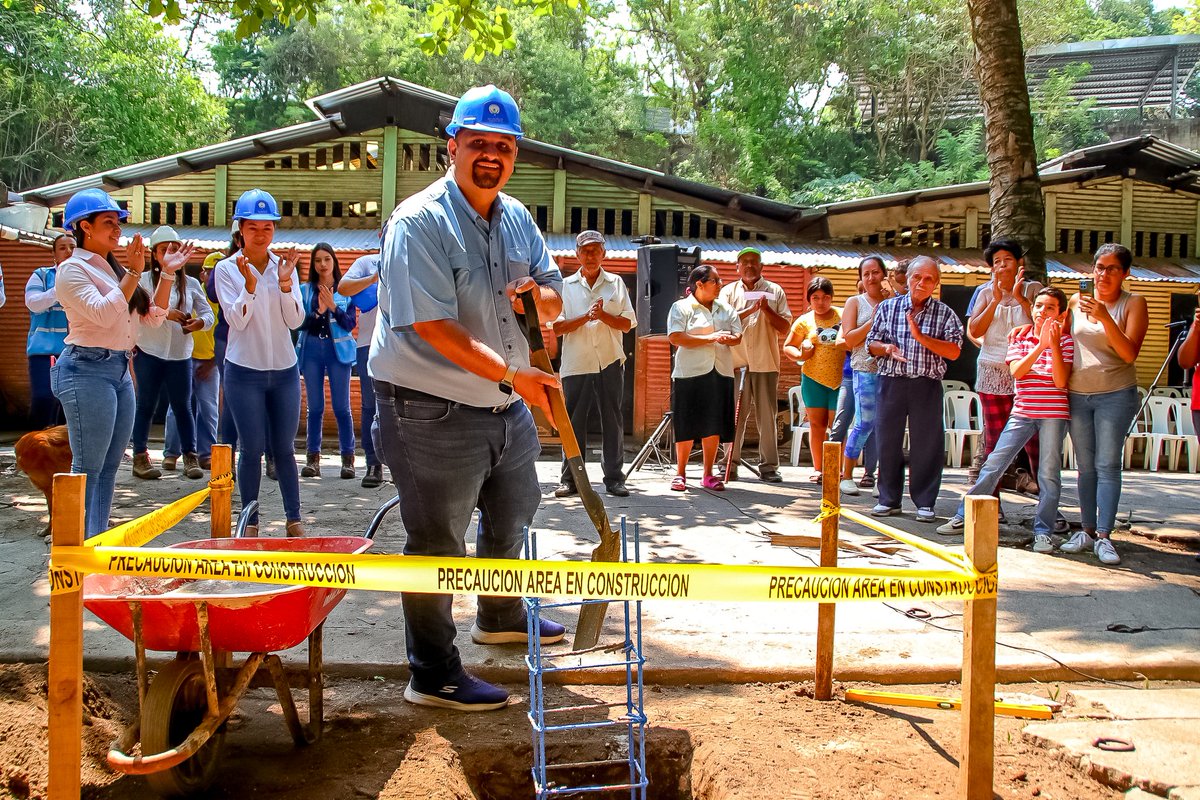 LoreFuentesdeOr's tweet photo. Fue un honor acompañar este fin de semana a nuestro Alcalde @AcevedoGustavo_  en la puesta de la primera piedra de 3 esperados proyectos.

1️⃣Casa Comunal de Santa Lucía 
2️⃣Casa Comunal Río Zarco 3
3️⃣Remodelación de dormitorios públicos en Apanchacal. https://t.co/1NDQInpyuz