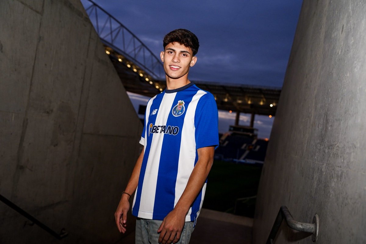 Aos 17 anos, Gonçalo Sousa estreia-se pela equipa principal do #FCPorto.

#StatsFCP