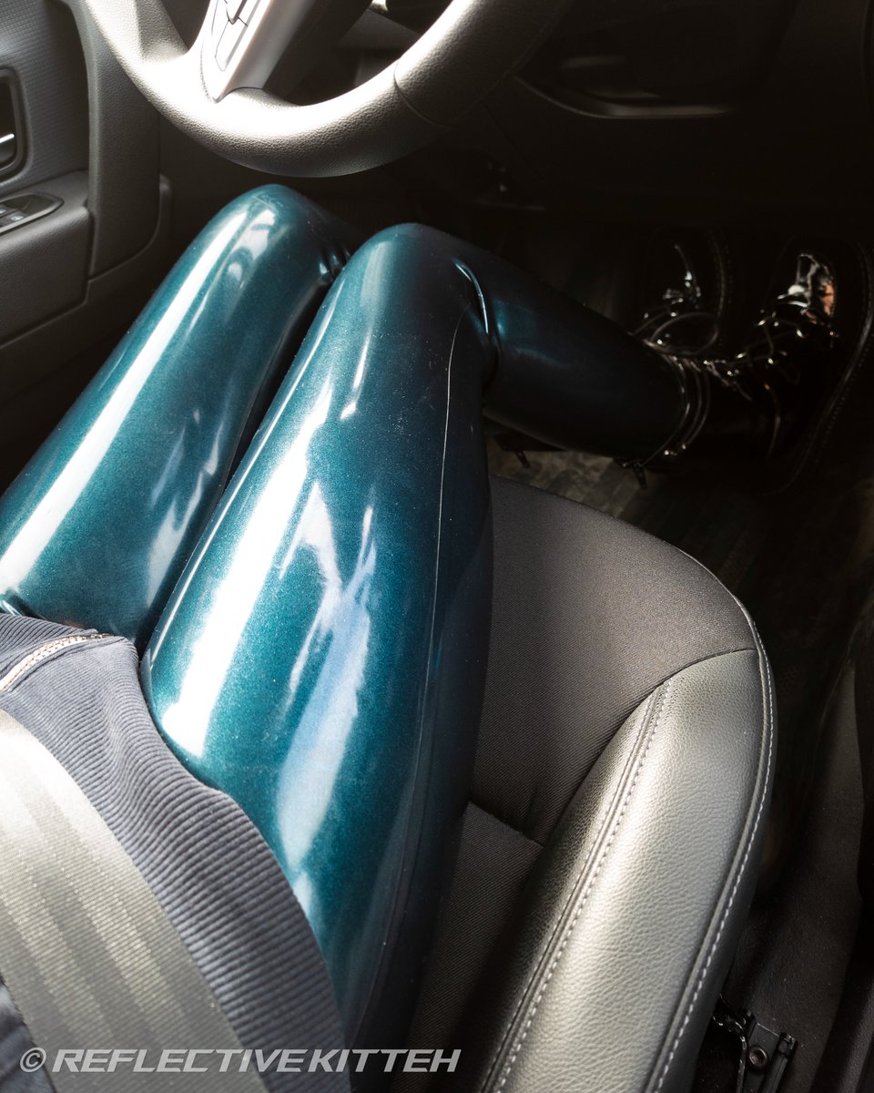 ReflectiveKitte's tweet image. There&apos;s something unique about driving in latex :3
