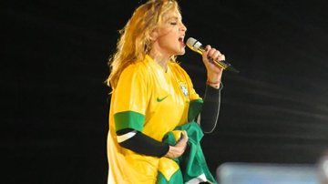 Sinto que pela primeira vez, teremos em COPACABANA uma senhora de 65 anos, vestida com a camisa da seleção brasileira e sacudindo uma bandeira do BRASIL, tudo isso, sem ser para pedir golpe de estado e sem ser filha de militar. 
Só você mesmo #MadonnaInRio