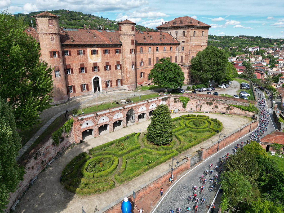 Buon pomeriggio con il passaggio del @giroditalia davanti al Castello Reale di Moncalieri, dove ha sede la caserma 'Serranti' con il 1° Reggimento #Carabinieri 'Piemonte'. 
#PossiamoAiutarvi #Giroditalia