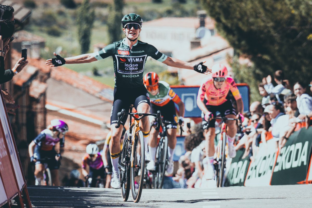 👾 ¡En directo especial Twitch de #LaVueltaFemenina! ⛰️ ¡@apiedepuerto analiza la penúltima etapa! Hoy con la periodista @LauraAlvarezz98 - @Eurosport_ES y @AbeCeIi RadioVuelta de la carrera. 🔗 twitch.tv/la_vuelta 📸 @cxcling