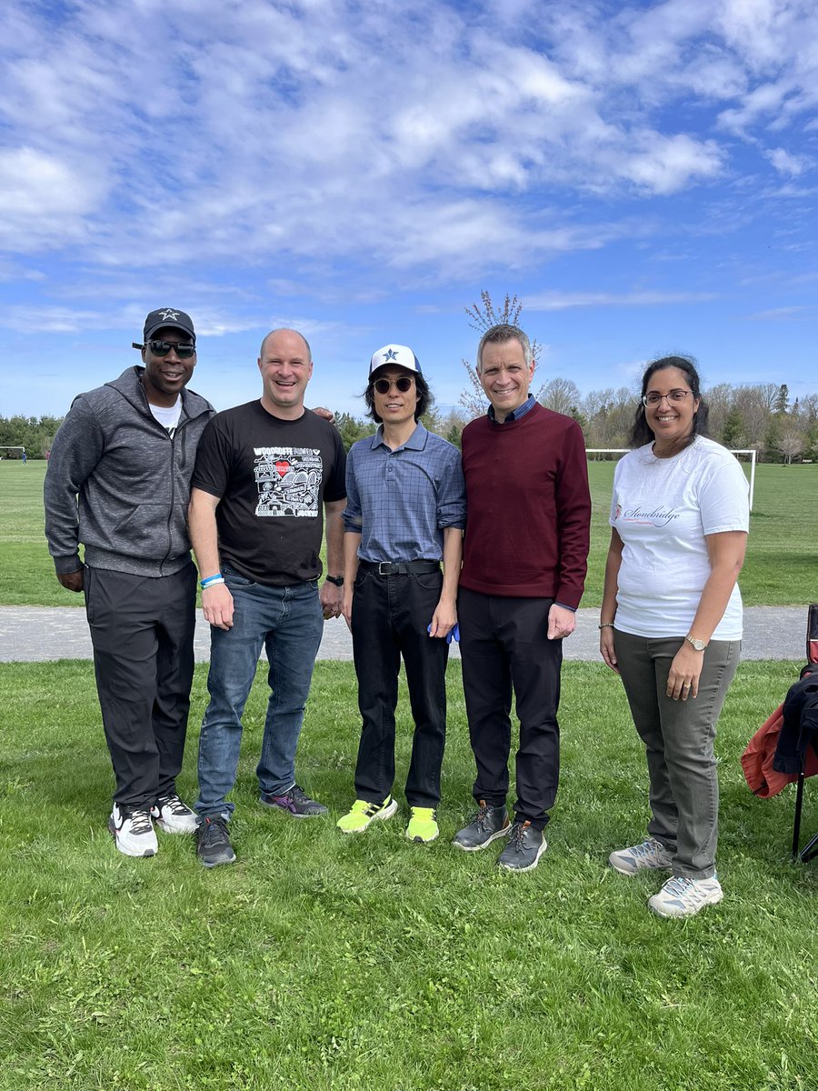 _MarkSutcliffe's tweet photo. Great to see the volunteers and community leaders at the Stonebridge Community Association spring clean-up event with @DavidHillWard3. Thanks for contributing to the beauty of Barrhaven! 

C'est un plaisir de voir les bénévoles et les dirigeants de la communauté lors de l'activité de nettoyage du printemps de l'Association communautaire de Stonebridge. Merci de contribuer à la beauté de Barrhaven !
